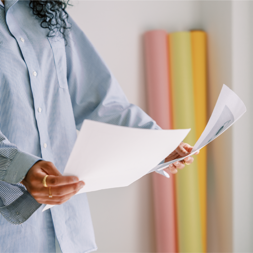 Starting your coaching business? Don’t skip the legal stuff! This guide walks you through contracts, taxes, and must-know tips to protect your business from day one. #coachingbusiness #legalforcoaches #startacoachingbusiness #coachingtips #womeninbusiness #businesscoachforwomen #superbloomcoach